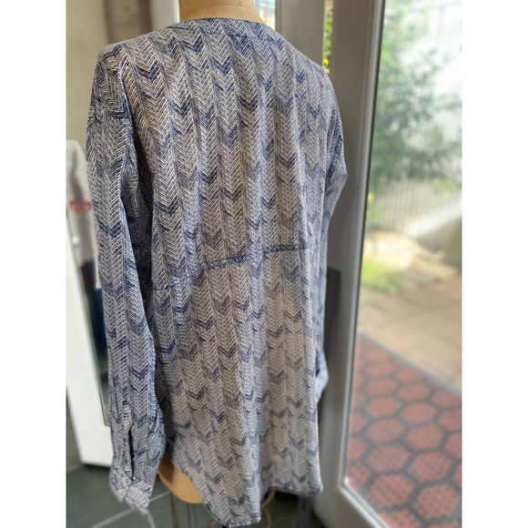 ALC Cotton Blu & White Graphic Print Button Down Long Sleeve Top SZ M  Made USA - Picture 8 of 8